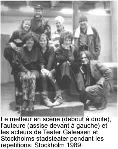 Johan Bergenstråhle, debout à droite,  metteur en scène, avec le troupe de théâtre à Stockholm. L'auteur est assise à gauche, premier rang.